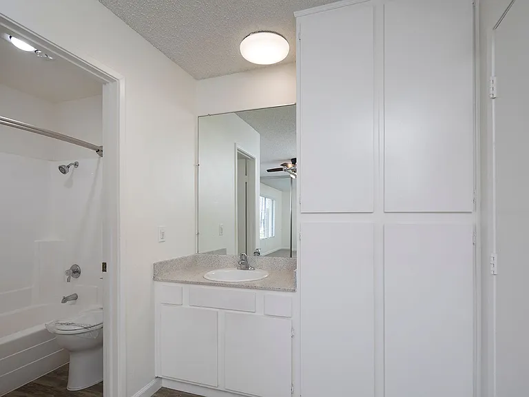 Four Winds Apartments — Photo 12