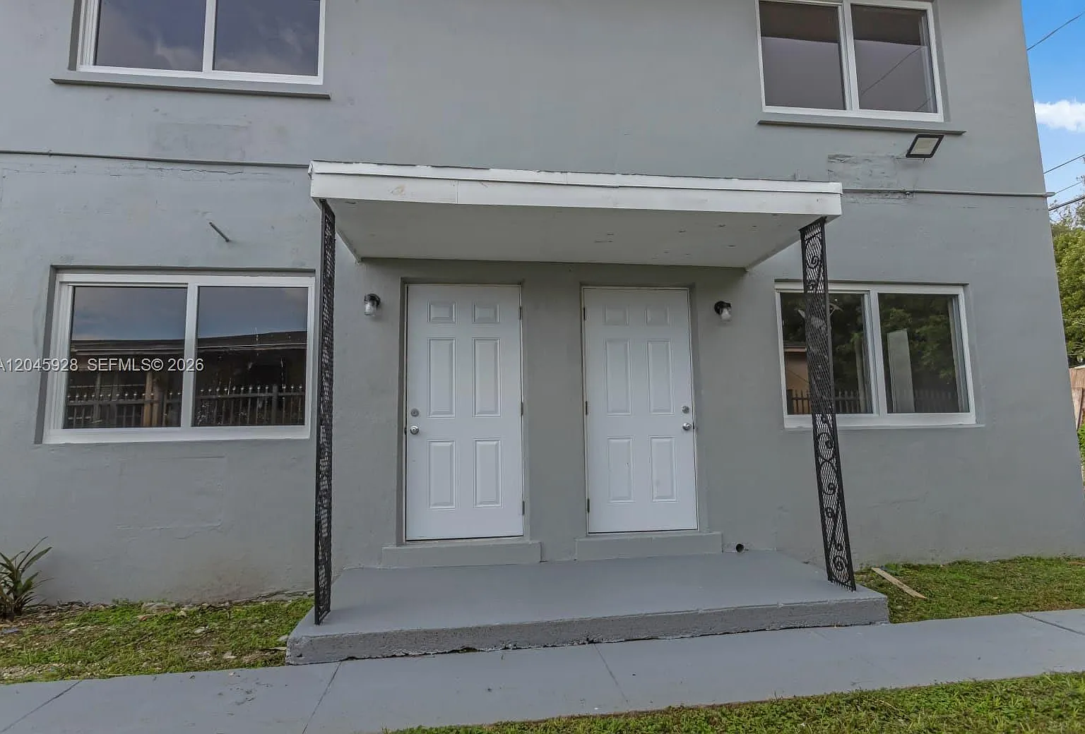 Coral Bay Manor — Photo 1