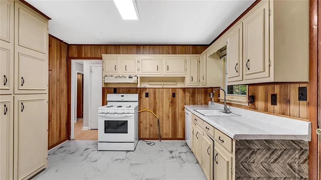 3 bed, 1.0 bath, 1200 sqft, $2,300 — Photo 4