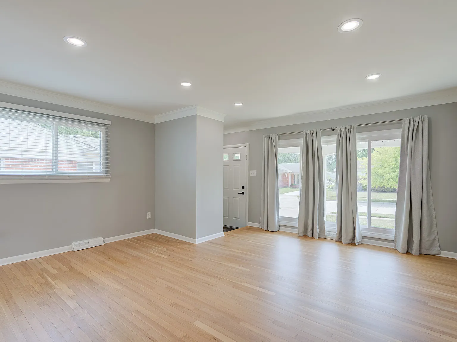 3 bed, 1.5 bath, 1065 sqft, $2,500 — Photo 2