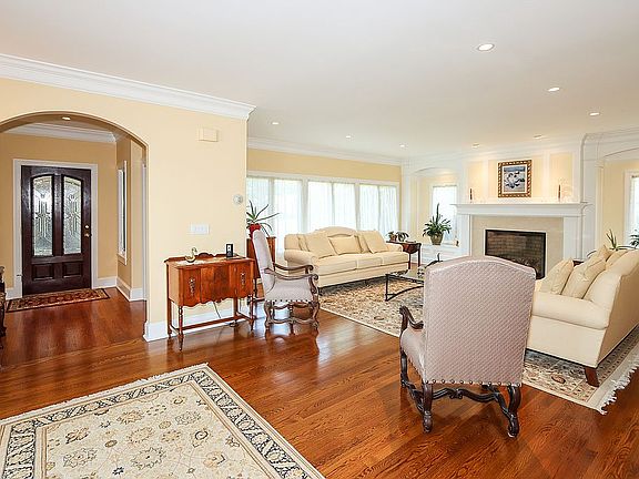 5th image of 11 Sea Wall Ln