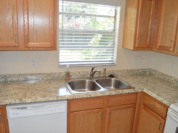 3rd image of 11 Raintree Dr