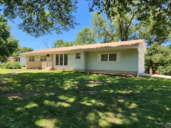 2204 Arrowhead Dr, Emporia, KS 66801
