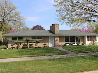 689 Cleveland Ave, Holland, MI 49423