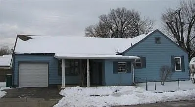 1002 Victoria Ave photo 1