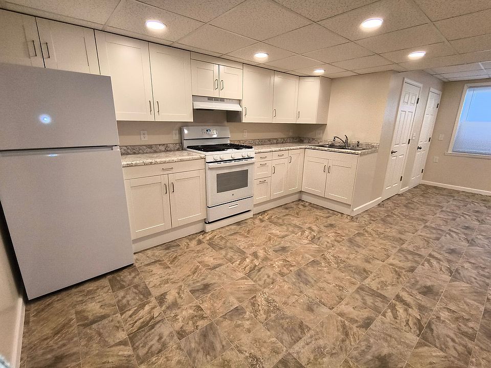 1st image of 218 W Kanesville Blvd