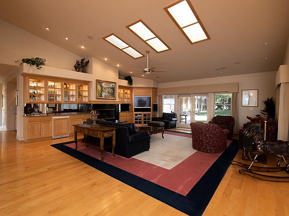 5th image of 407 Crawford Rd