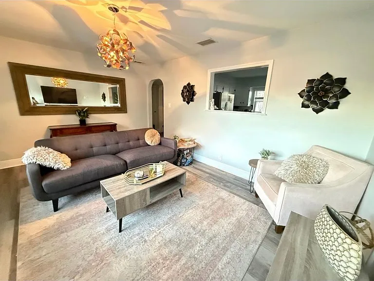 1543 W River Ln — Photo 2