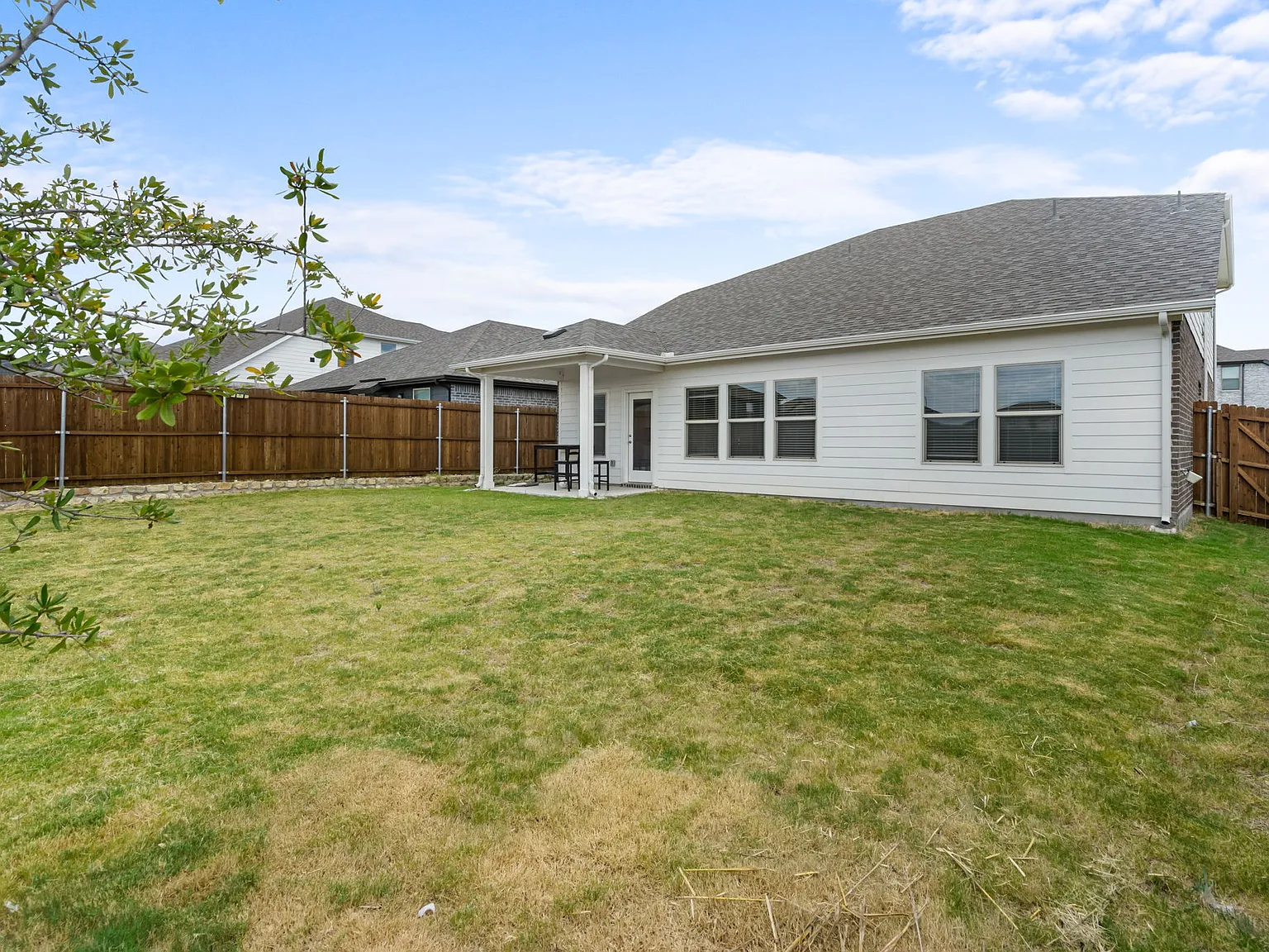 3 bed, 2442 sqft, $2,500 — Photo 4