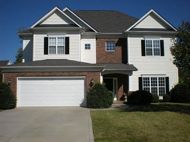 4 bed, 3.0 bath, 2606 sqft, $2,620 — Photo 1