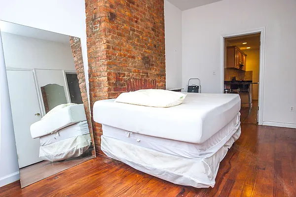 Rented by Nooklyn NYC LLC | media 31