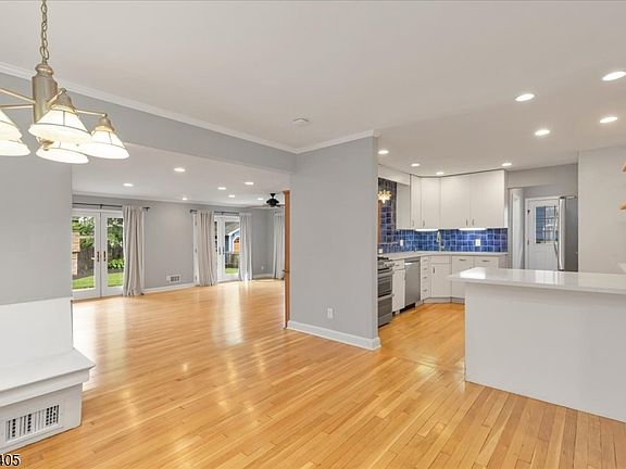 3rd image of 424 Colonial Ave