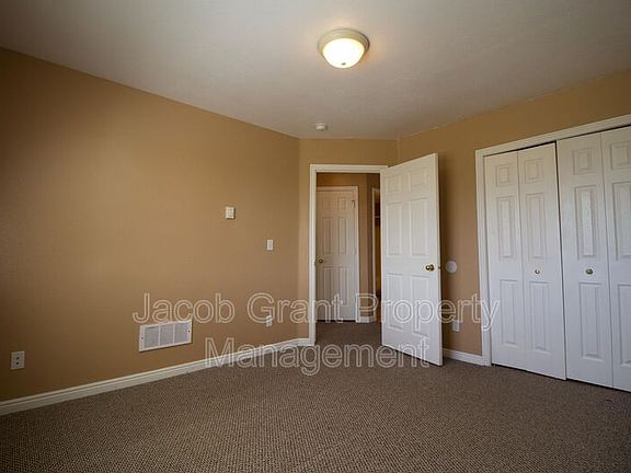 5th image of 975 Eve Dr APT 3