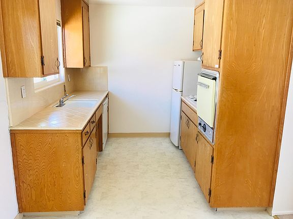 5th image of 683 Grand Coulee Ave APT 4