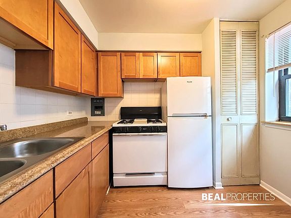 4th image of 510 W Briar Pl #106
