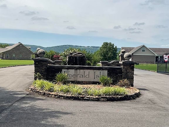 5th image of 65 Emerald Ln