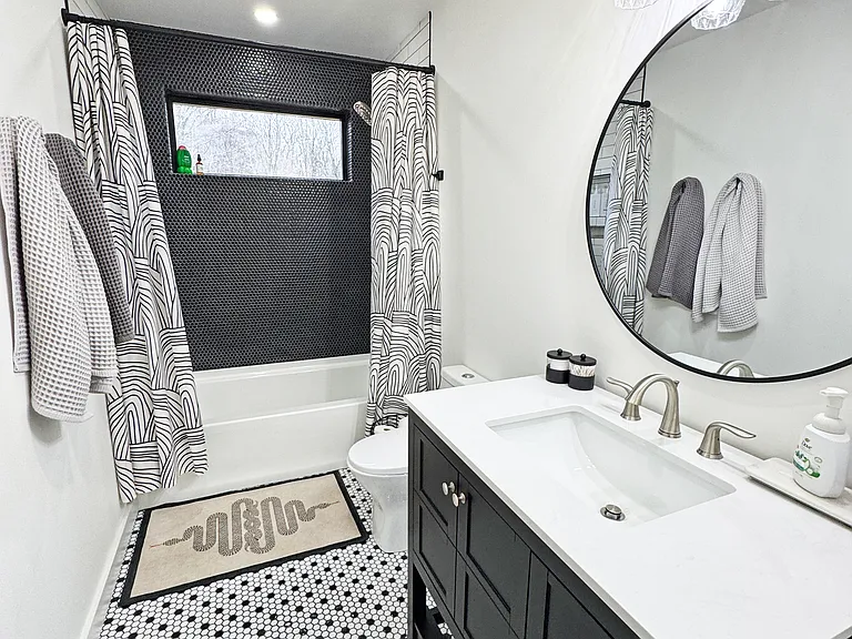 Second full bathroom with tub