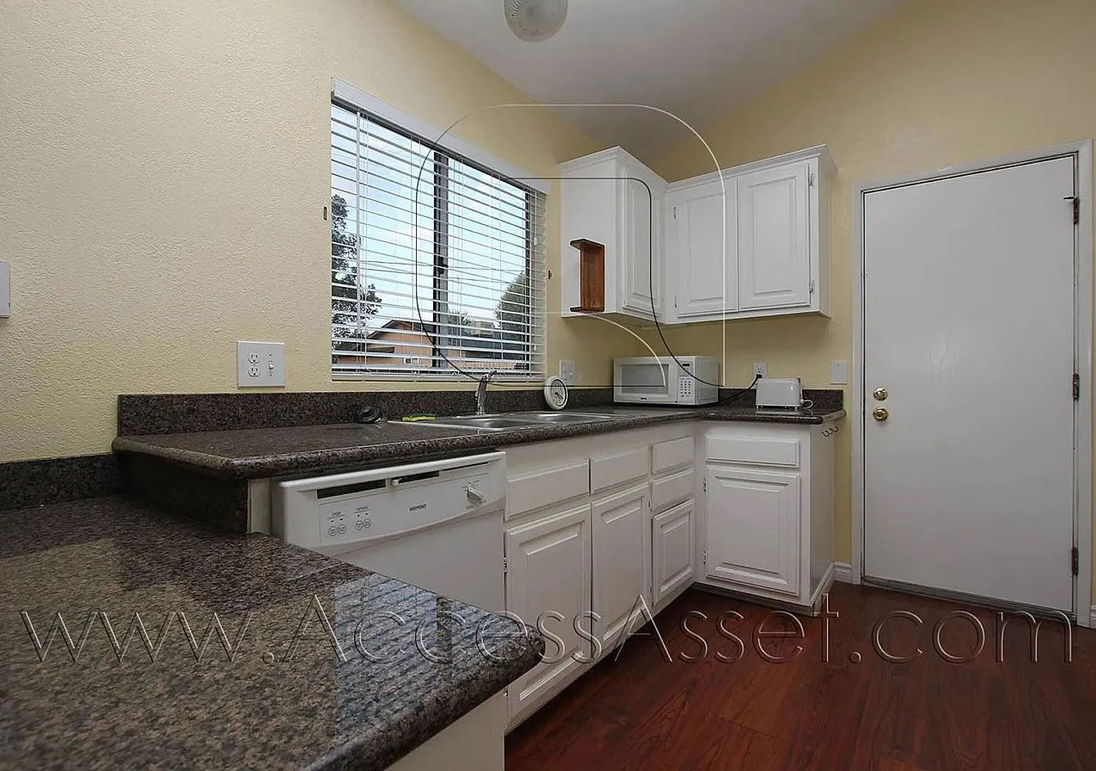 Spacious 3 Bedroom Home with Fenced Yard & Two-Car Garage in Lake Elsinore — Photo 4
