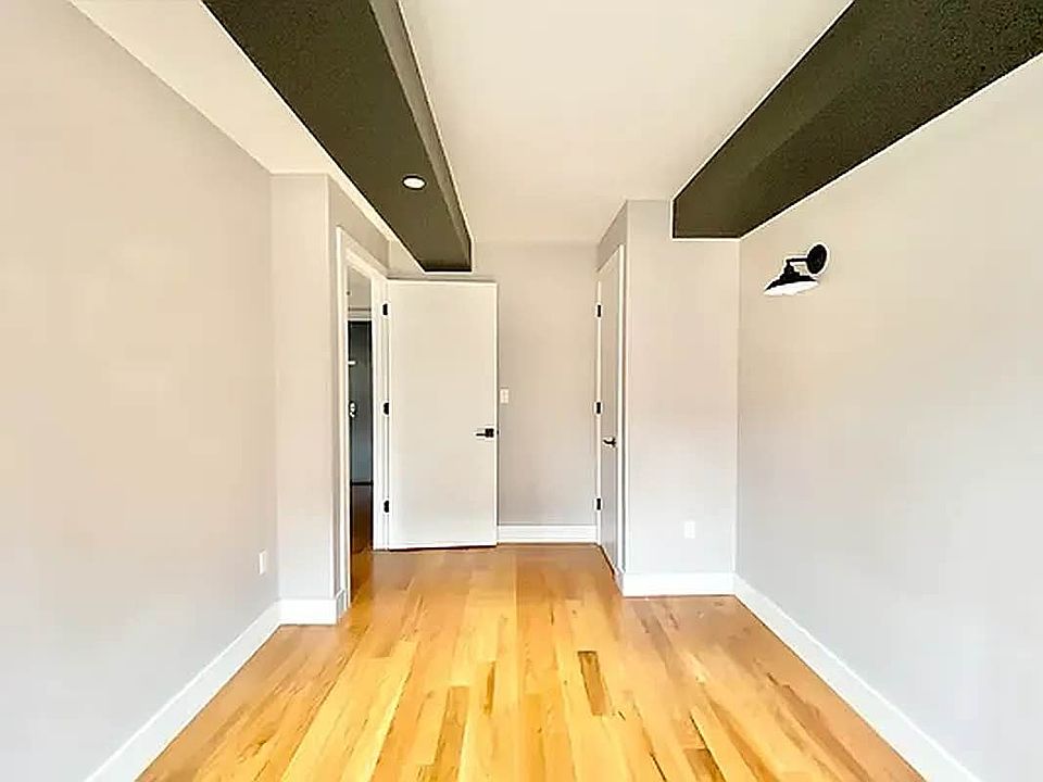 Building Photo 4