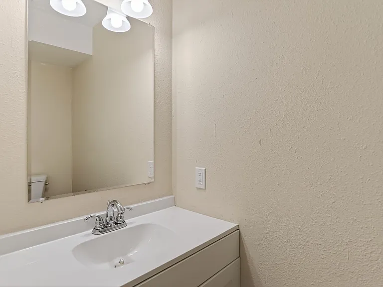 713 Emerald Ct — Photo 9