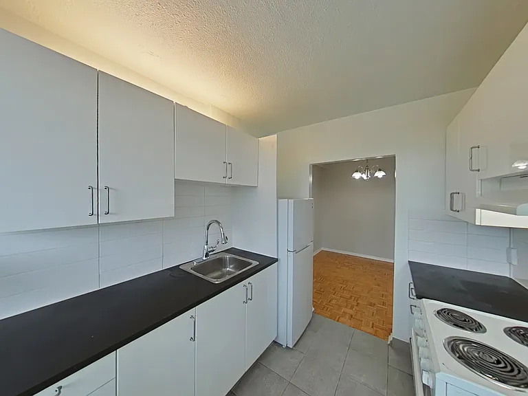 36 Thorncliffe Park Dr — Photo 13