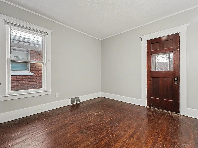 4586 Vancouver St — Photo 7