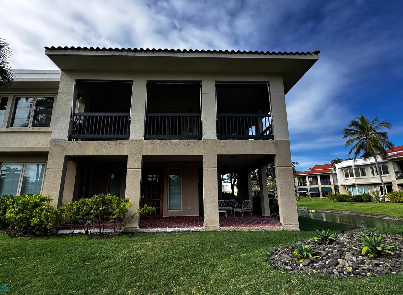 Lakeside Villas (Condominio) — Photo 1