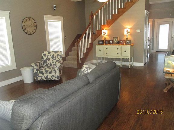 3rd image of 401 E Rosewood St