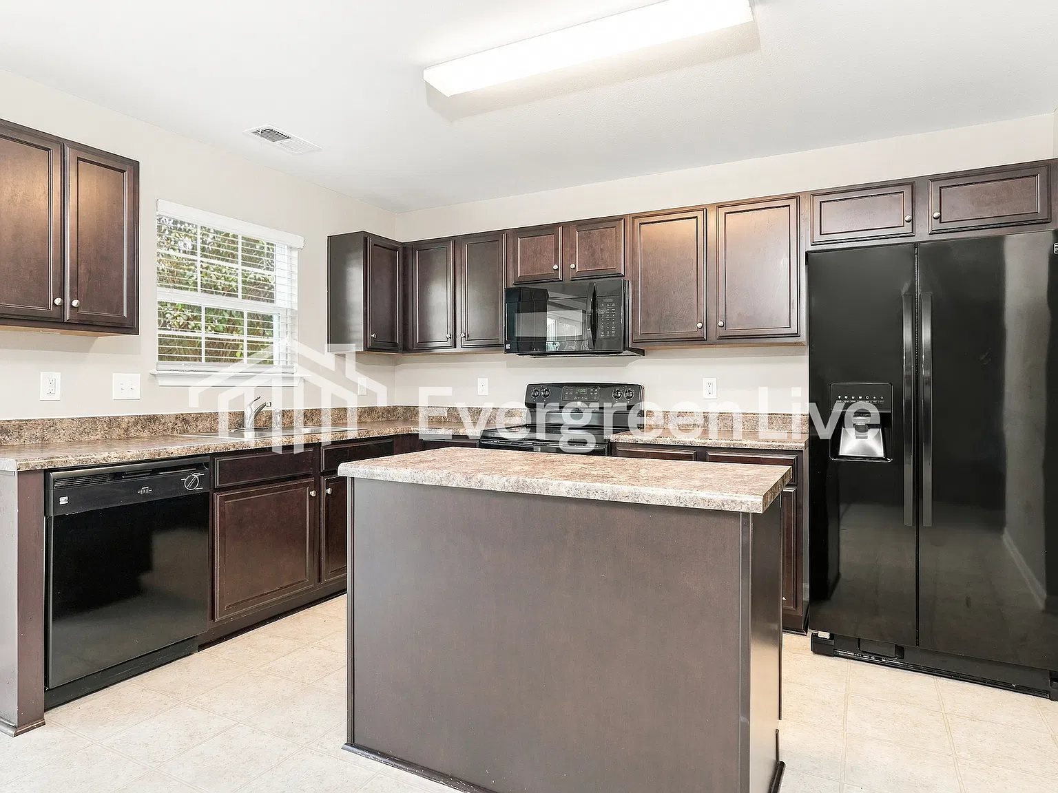 4 bed, 2.0 bath, 2200 sqft, $1,795 — Photo 4