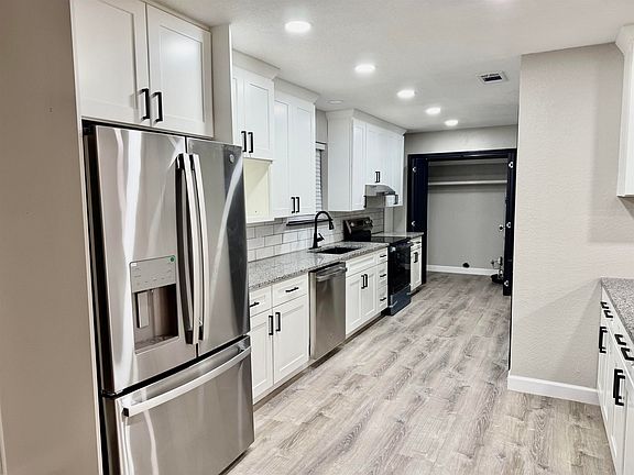 5th image of 100 Wisteria Pl
