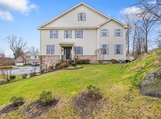 2 Hedges Ct, Cortlandt Manor, NY 10567