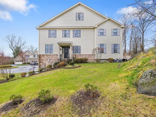 2 Hedges Court, Cortlandt Manor, NY 10567