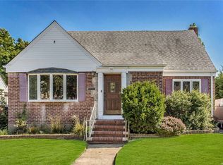 58 Morris Ave W, Malverne, NY 11565
