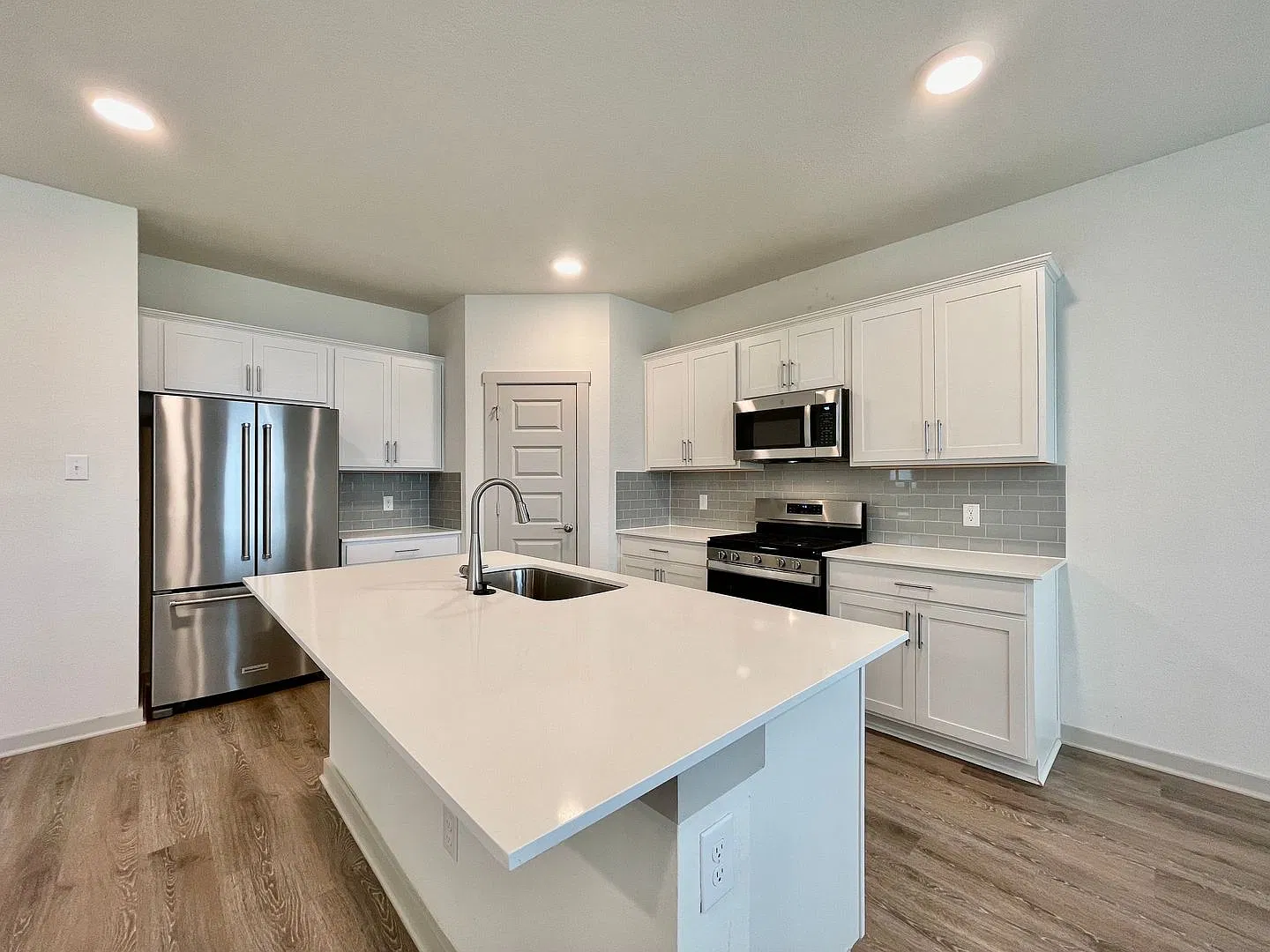 Spacious - Like New - 4 Bedrooms - Versatile! — Photo 4
