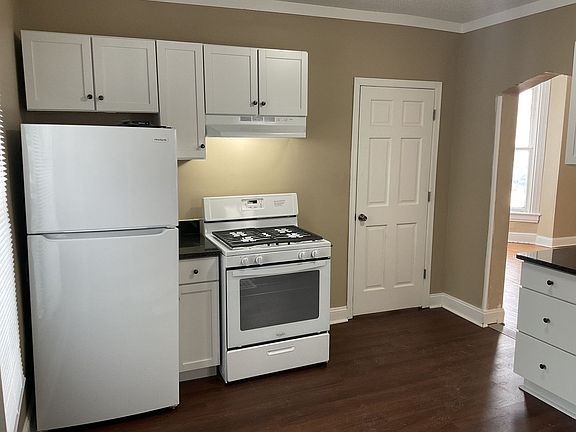 4th image of 696 Conway St Unit 1