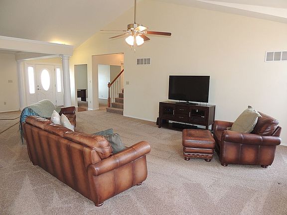 Living rm with vaulted ceil