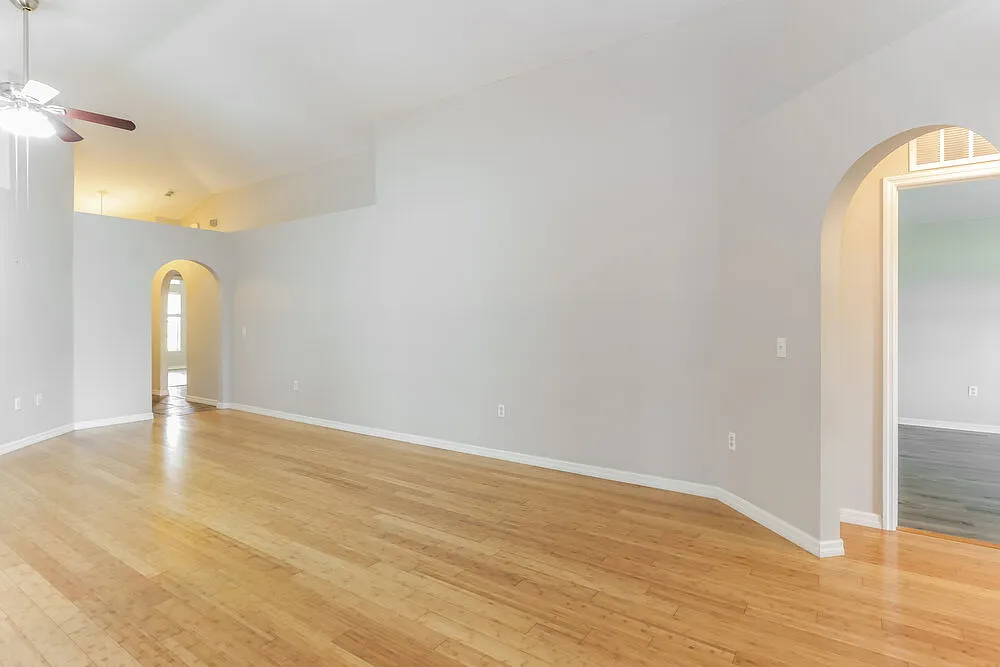 4 bed, 2.0 bath, 2010 sqft, $2,580 — Photo 4