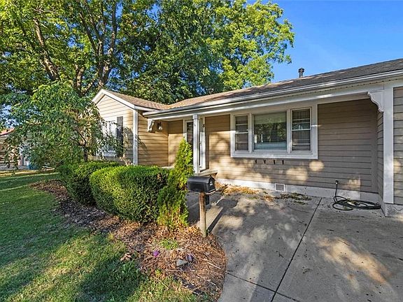 3rd image of 8 Brookside Dr