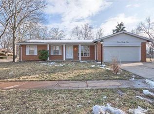 1224 Derbyshire Dr, Ballwin, MO 63021