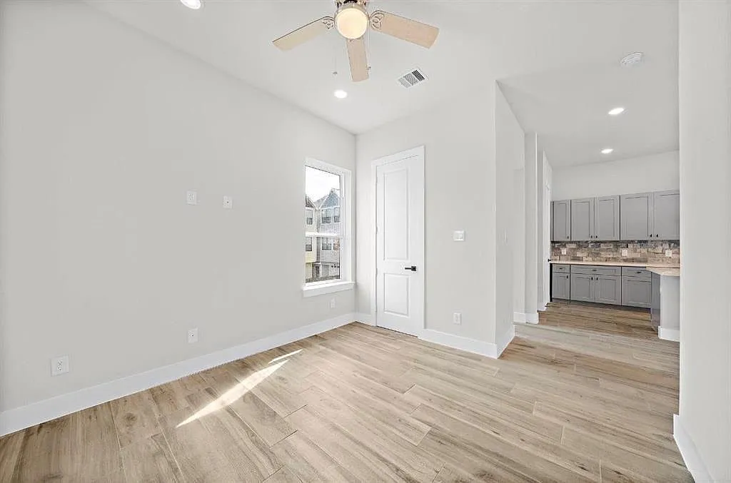3 bed, 3.5 bath, 2207 sqft, $3,300 — Photo 4