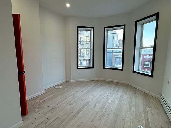 2nd image of 1150 Longfellow Ave APT 3