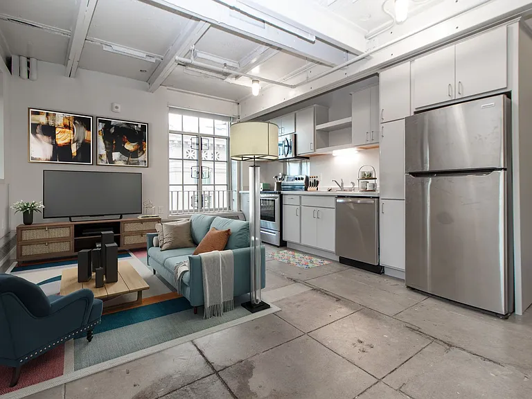 521 W 2nd Street - Leijona — Photo 81