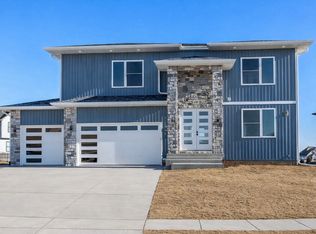 6589 Blackbird Ln, Bettendorf, IA 52722