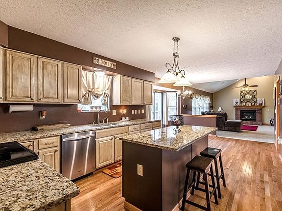 5th image of 892 Dunvegan Cir