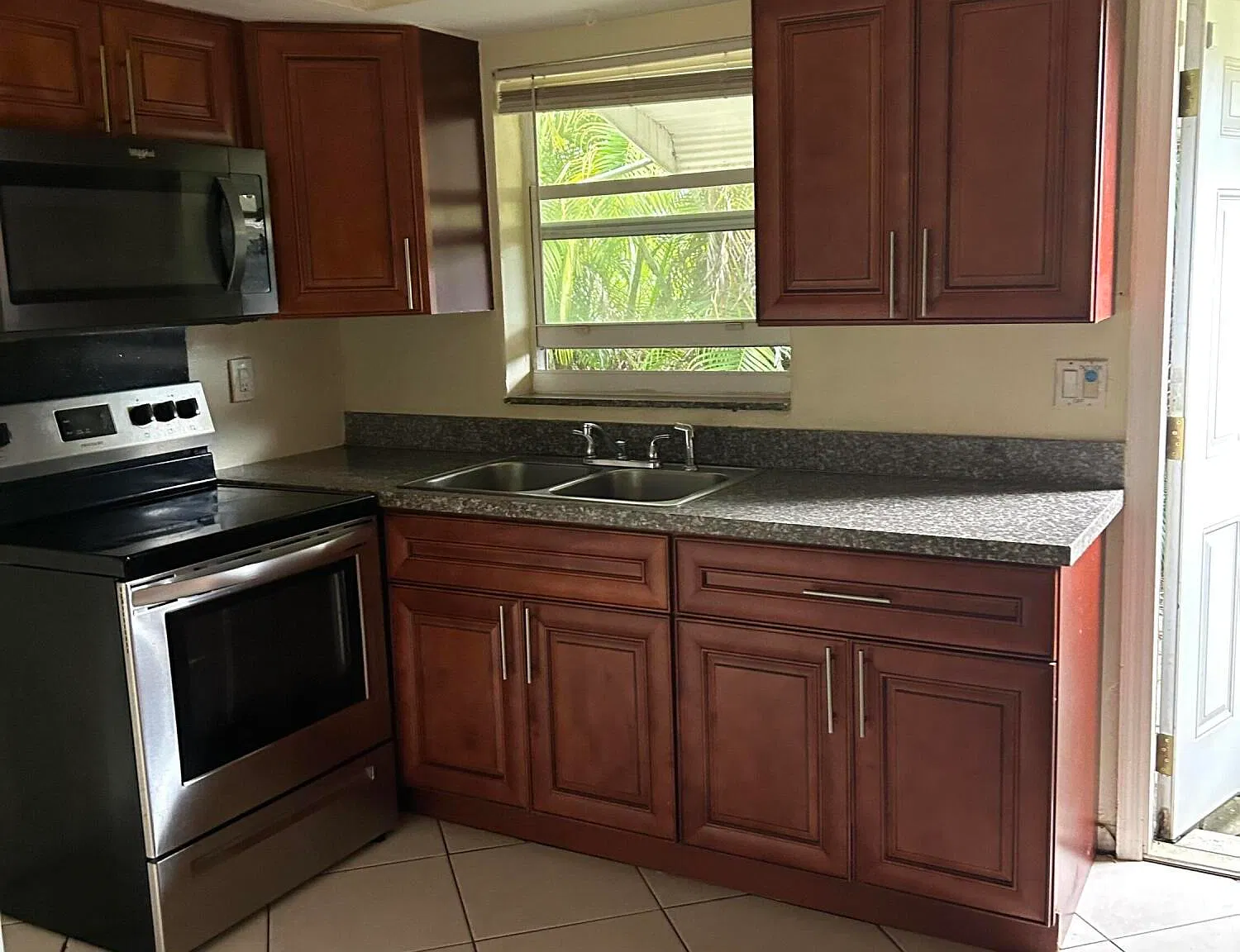 1 bed, 1.0 bath, 1595 sqft, $1,600 — Photo 2