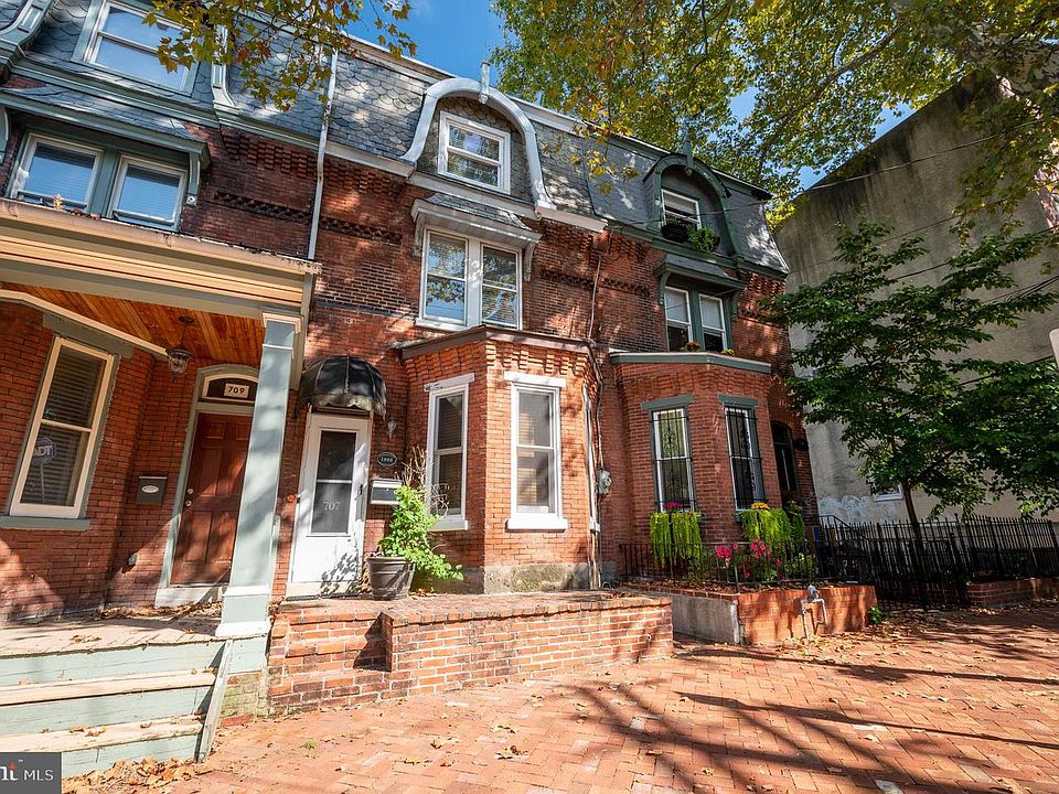 1st image of 707 W 10th St