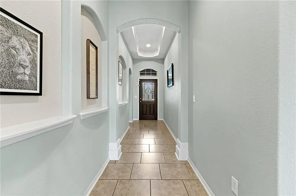 4 bed, 1967 sqft, $2,500 — Photo 3