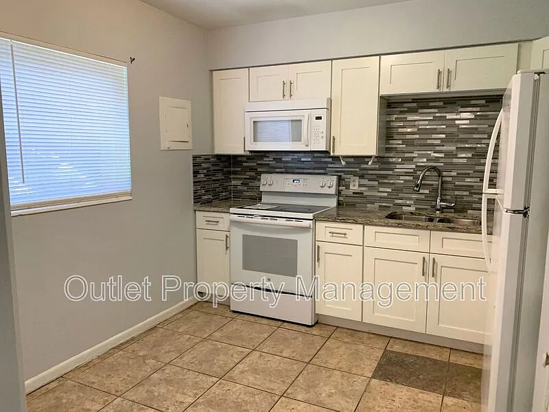 Building Photo - 5885 Dahlia Dr #113
