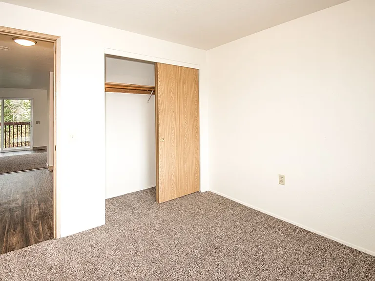 Rivercrest Apartments — Photo 16