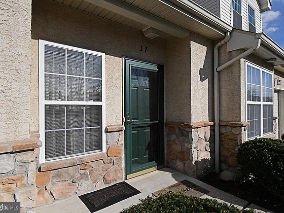 4th image of 37 Stuart Dr